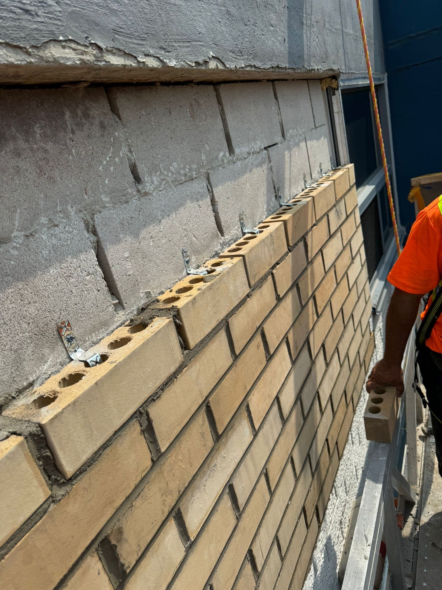 Bricklaying with wall ties